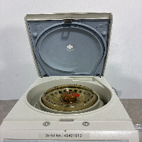 VWR Micro star 17 Microcentrifuge image 2